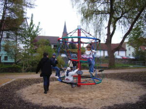 Burg Stargard - Barrierefreier Park am Wohn- und Vereinshaus am Walkmüllerweg